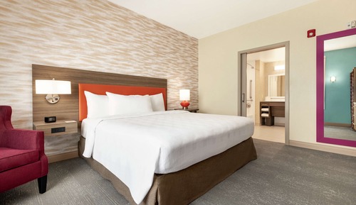 Suite, 1 très grand lit, accessible aux personnes à mobilité réduite, baignoire (Mobility & Hearing)