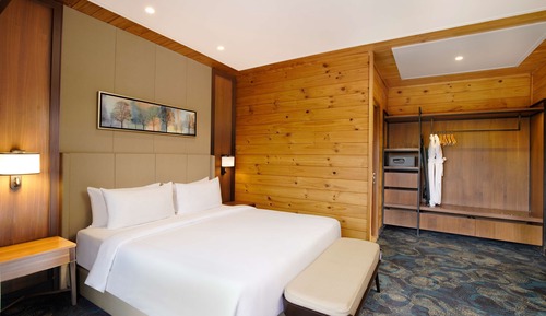 Junior Suite with Select Club Access