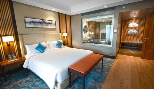 One Bedroom Suite with Select Club Access