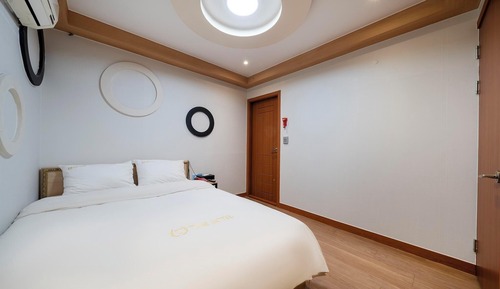 Room (Standard (No overnight parking/Varity)