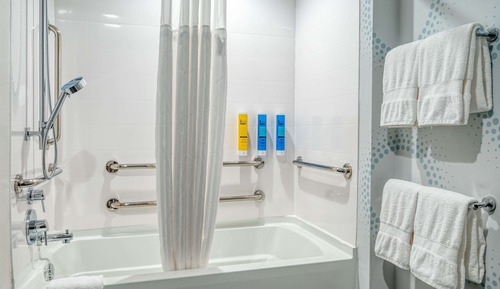 Chambre, 1 très grand lit, accessible aux personnes à mobilité réduite, baignoire