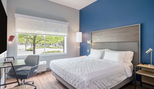 Chambre, 1 très grand lit, accessible aux personnes à mobilité réduite (Hearing)
