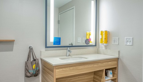 Chambre, 1 très grand lit, accessible aux personnes à mobilité réduite (Roll-In Shower)