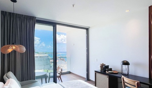 Chambre, 1 très grand lit, vue ville