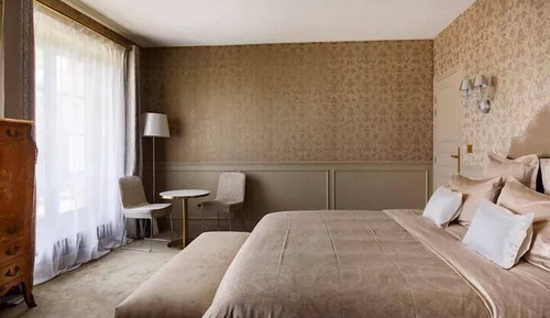Chambre Supérieure, 1 très grand lit, vue jardin, dans les dépendances