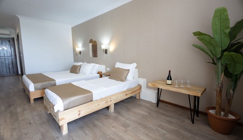 Chambre Triple Familiale, balcon, vue piscine