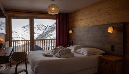 Chambre Confort Double ou avec lits jumeaux, vue montagne