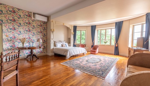Suite Confort, salle de bains attenante, vue jardin (Suite Les Célestins)