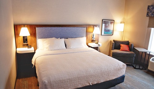 Chambre, 1 très grand lit, réfrigérateur et four à micro-ondes