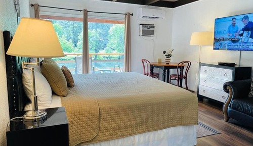 Chambre Supérieure, 1 très grand lit, non-fumeurs, vue fleuve