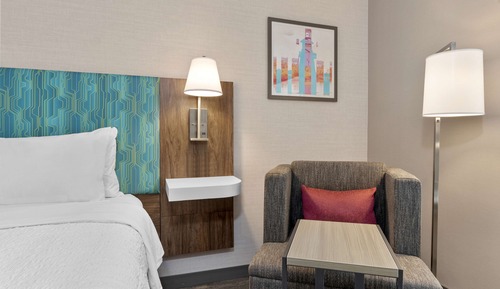 Chambre Standard, 1 très grand lit, réfrigérateur et four à micro-ondes