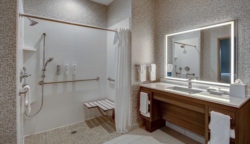Suite, 1 très grand lit, accessible aux personnes à mobilité réduite (Roll-In Shower)