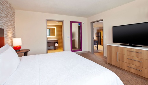 Suite, 1 très grand lit, accessible aux personnes à mobilité réduite (Roll-In Shower)