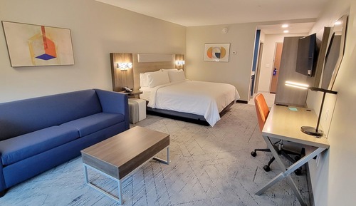 Suite, 1 très grand lit, baignoire accessible aux personnes à mobilité réduite (Communications)