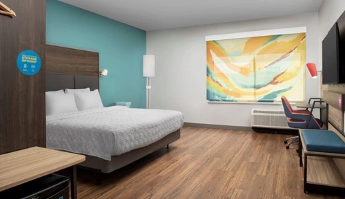 Chambre, 1 très grand lit, accessible aux personnes à mobilité réduite (Mob/Hear Acc W/Tub)