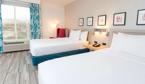Chambre, 2 grands lits, accessible aux personnes à mobilité réduite, baignoire (Mountain View)