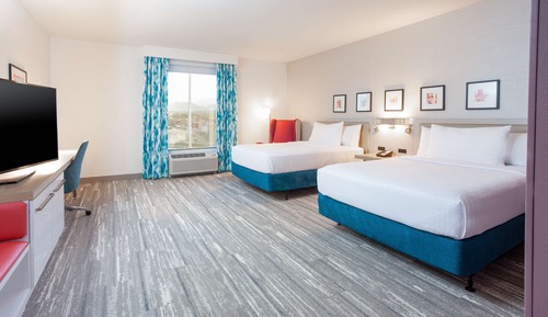 Chambre, 2 grands lits, accessible aux personnes à mobilité réduite, baignoire (Mountain View)