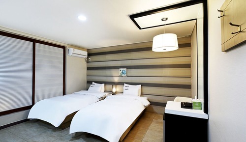 Chambre Standard avec lits jumeaux (Free Breakfast for 2, except Monday)