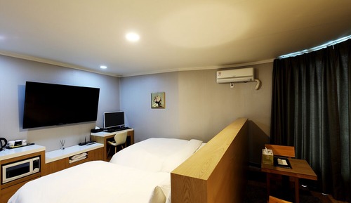 Chambre Supérieure avec lits jumeaux (Free Breakfast for 2, except Monday)