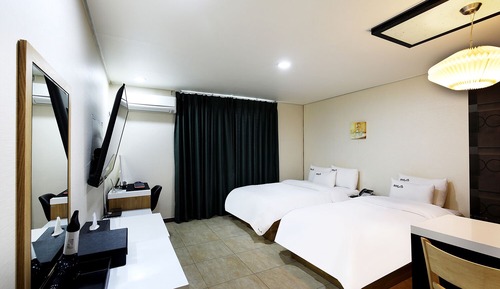 Chambre Deluxe avec lits jumeaux (Free Breakfast for 2, except Monday)