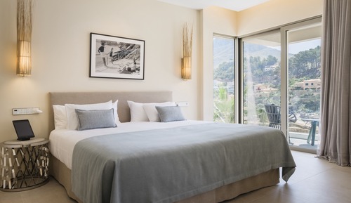 Suite, balcon, vue partielle sur la mer