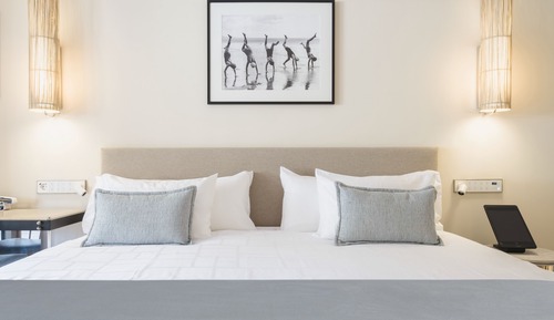 Chambre Double Signature, balcon, vue partielle sur la mer