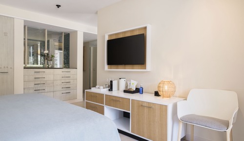 Suite, terrasse, vue partielle sur la mer