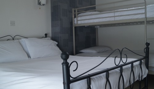 Suite Familiale, salle de bains attenante, vue partielle sur la mer