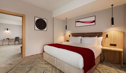 Chambre, 1 très grand lit et 1 canapé-lit, accessible aux personnes à mobilité réduite (Mobility)