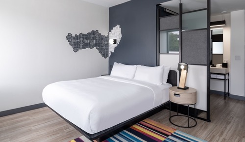 Chambre, 1 très grand lit, non-fumeurs (Mobility/Hearing Accessible, Tub)