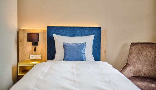 Chambre Simple Supérieure, 1 grand lit 1 place, salle de bains privée