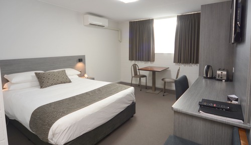 Chambre standard, 1 grand lit queen-size, Non-fumeurs.