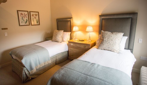 Chambre avec lits jumeaux, salle de bains privée (Tinhead )