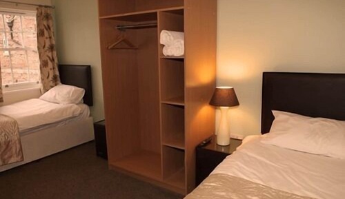 Chambre avec lits jumeaux, salle de bains attenante ((1st Floor))