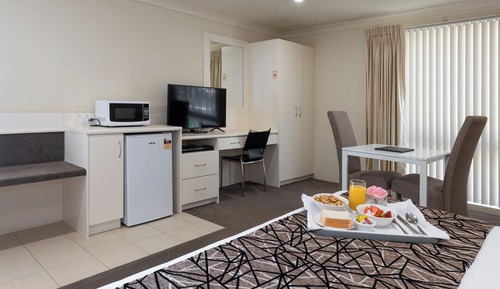 Chambre Exécutive avec lits jumeaux, plusieurs lits, réfrigérateur et four à micro-ondes