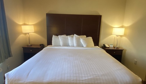 Chambre, 1 très grand lit, non-fumeurs