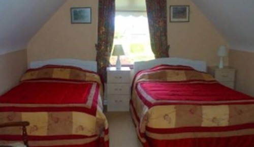 Chambre avec lits jumeaux, salle de bains attenante
