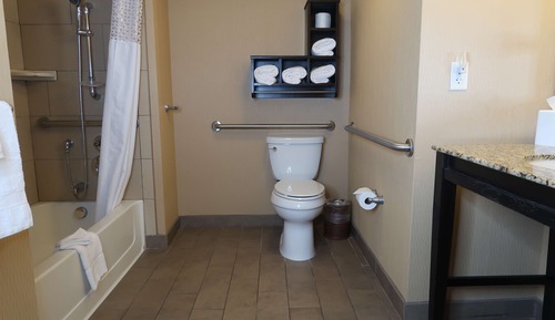 Chambre, 1 très grand lit, accessible aux personnes à mobilité réduite, baignoire