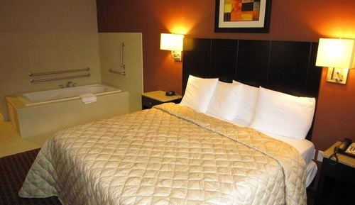 Chambre Deluxe, 1 très grand lit, baignoire à jets