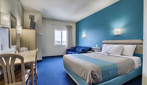 Chambre Standard, 1 grand lit, non-fumeurs, réfrigérateur et four à micro-ondes