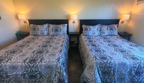 Chambre Deluxe, 2 grands lits, baignoire à jets, vue lac