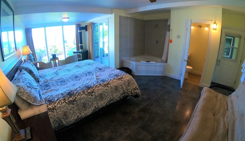 Chambre Deluxe, 1 très grand lit, baignoire à jets, vue lac