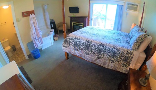 Chambre Deluxe, 1 grand lit, baignoire à jets, vue lac
