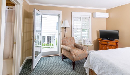 Chambre, 1 grand lit, balcon, vue jardin