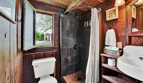 Cottage Standard, salle de bains attenante (Rustic Oaks)