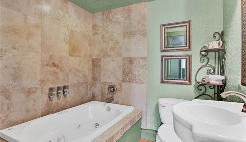 Chambre Double Standard, salle de bains attenante (Sunlit Rose Suite)