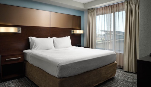 Suite, 2 chambres (Mobility/Hearing Access, Roll-In Shwr)