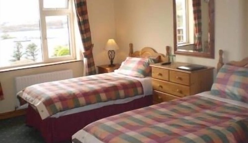 Chambre avec lits jumeaux, salle de bains attenante