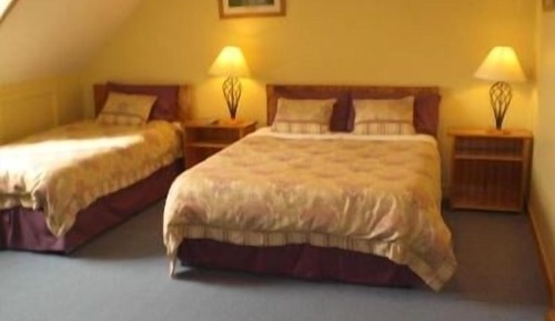 Chambre Triple, salle de bains attenante