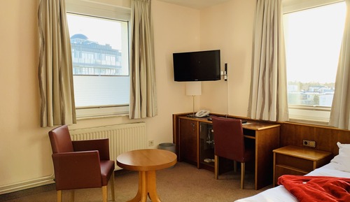 Chambre Simple, vue partielle sur la mer